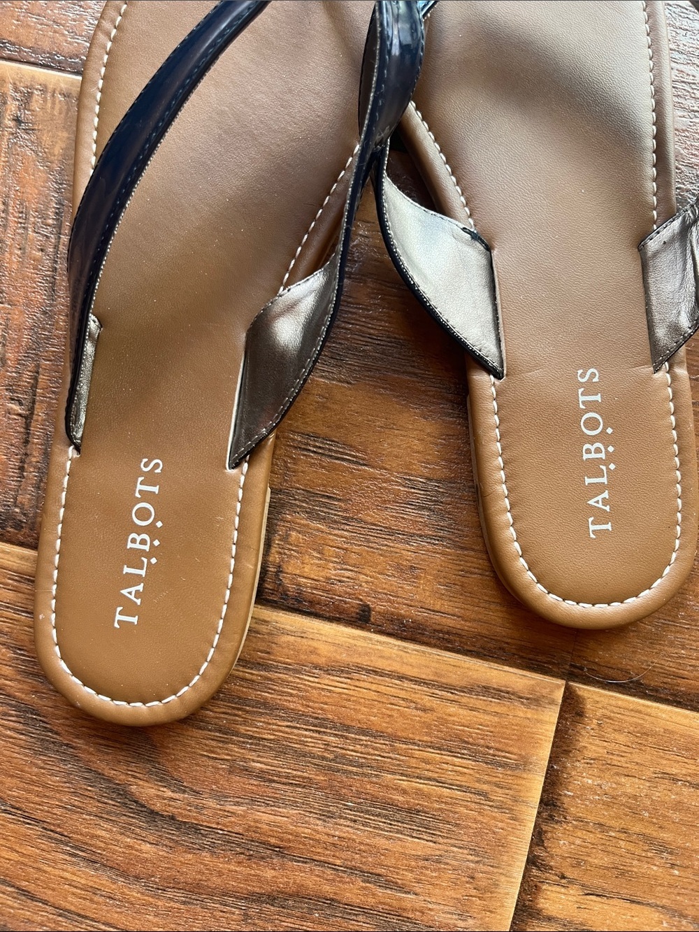 Talbots Navy Patent Thong Sandals with Tan Footbed - Picture 4 of 8